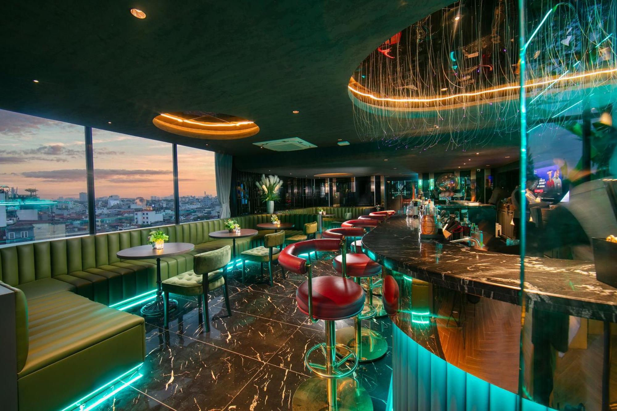 May De Ville Crown Hotel هانوي المظهر الخارجي الصورة The 360° Sky Bar