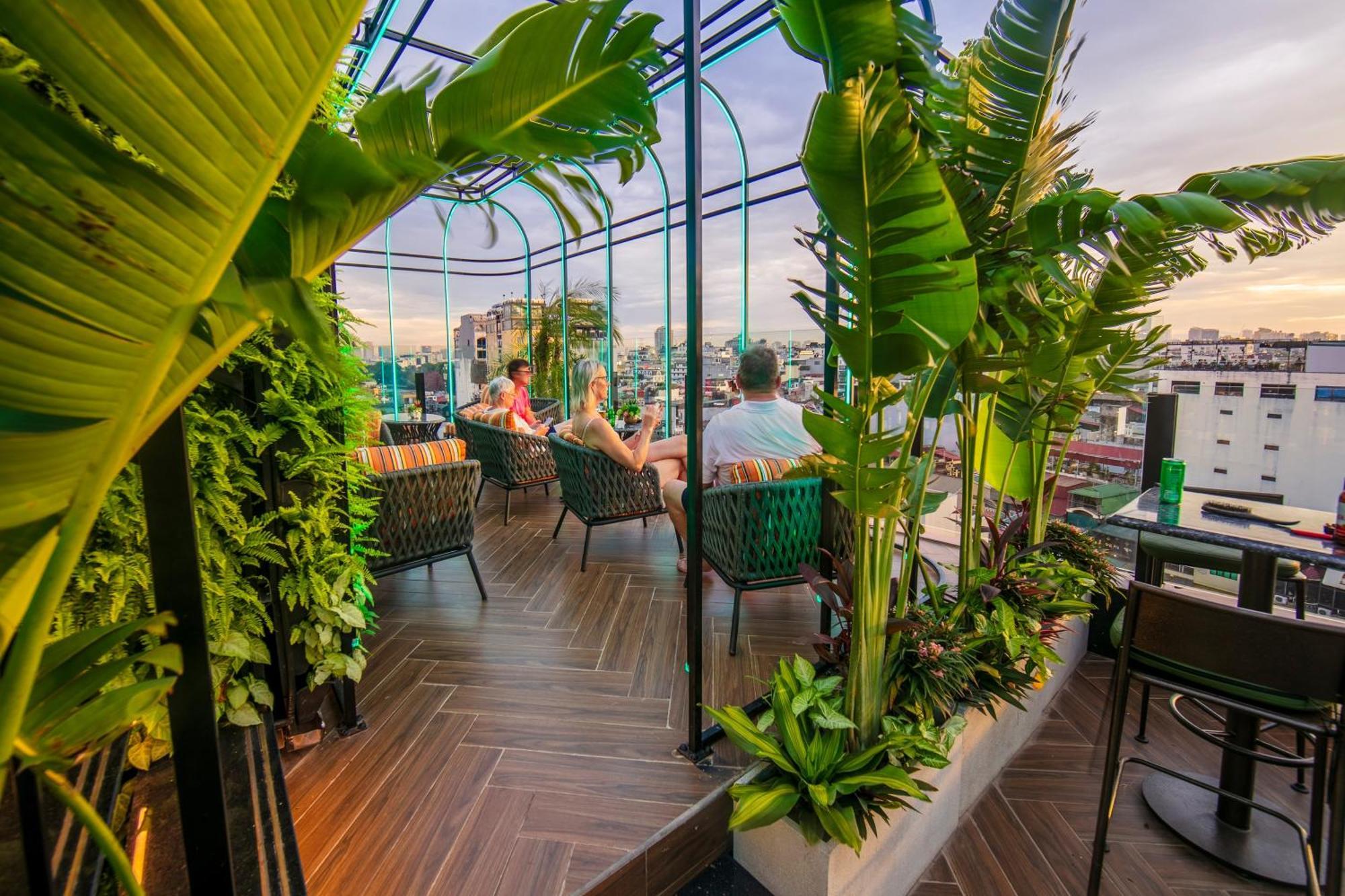 May De Ville Crown Hotel هانوي المظهر الخارجي الصورة The rooftop bar at the hotel