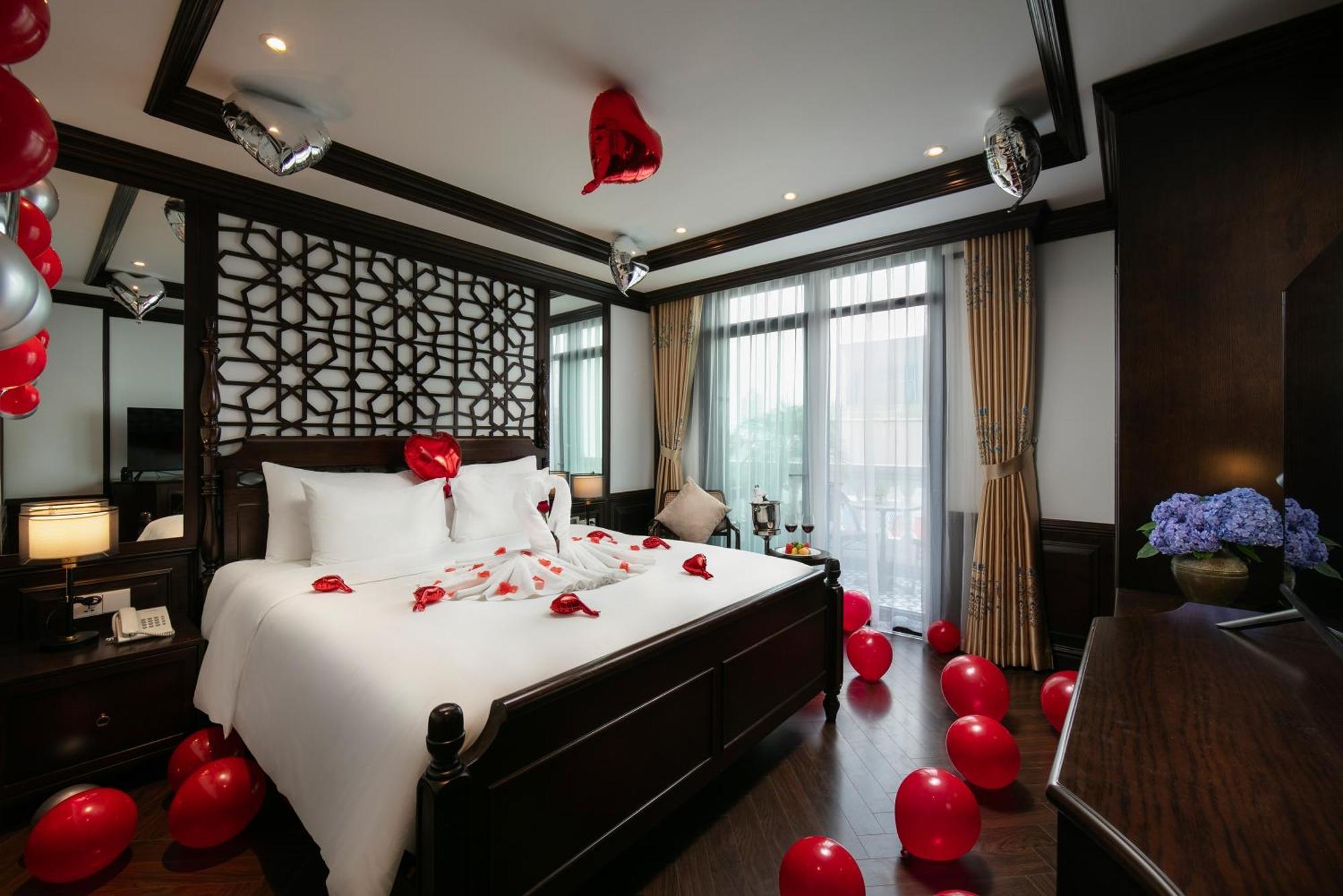 May De Ville Crown Hotel هانوي المظهر الخارجي الصورة A suite at the hotel