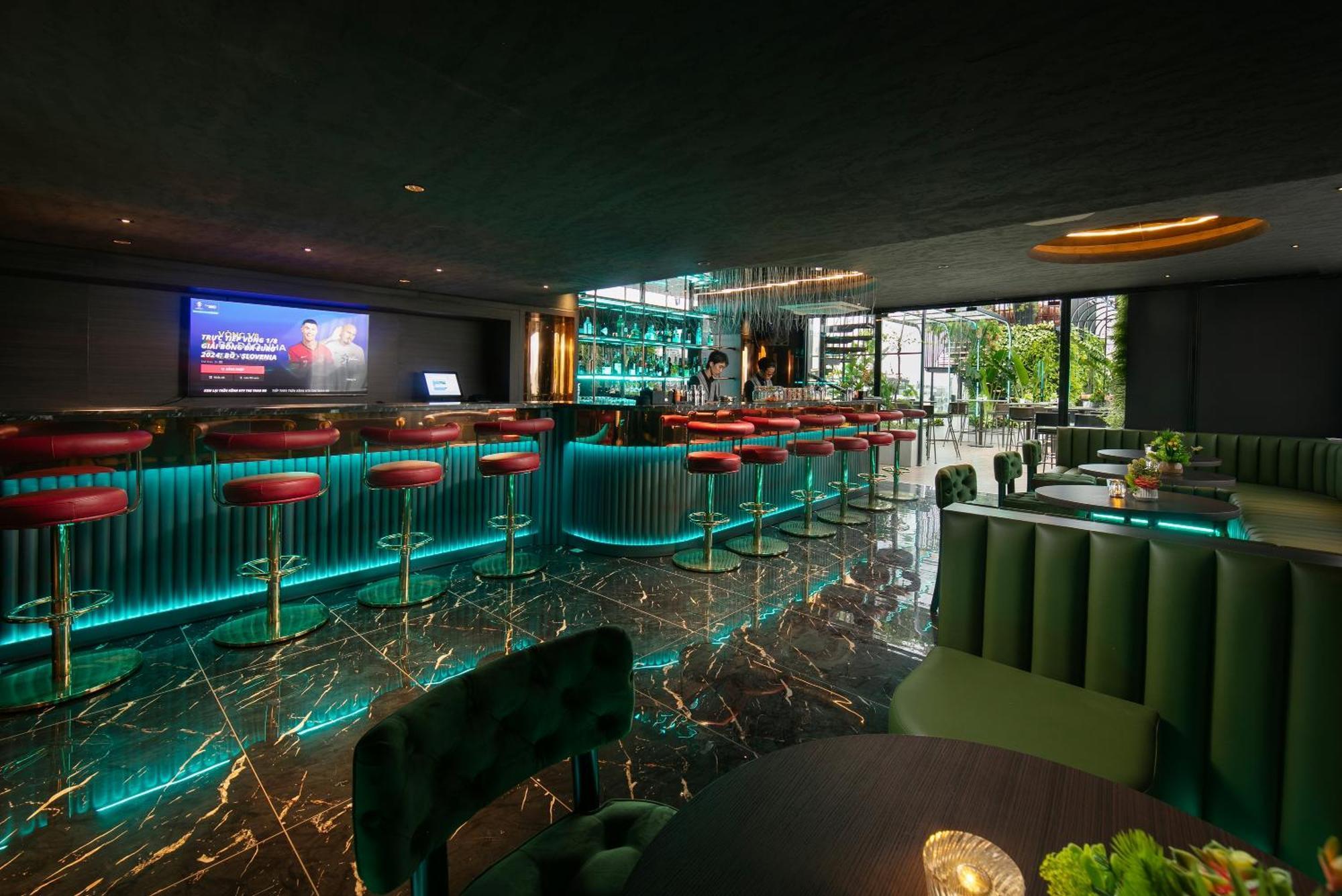 May De Ville Crown Hotel هانوي المظهر الخارجي الصورة The bar at the 101 bar