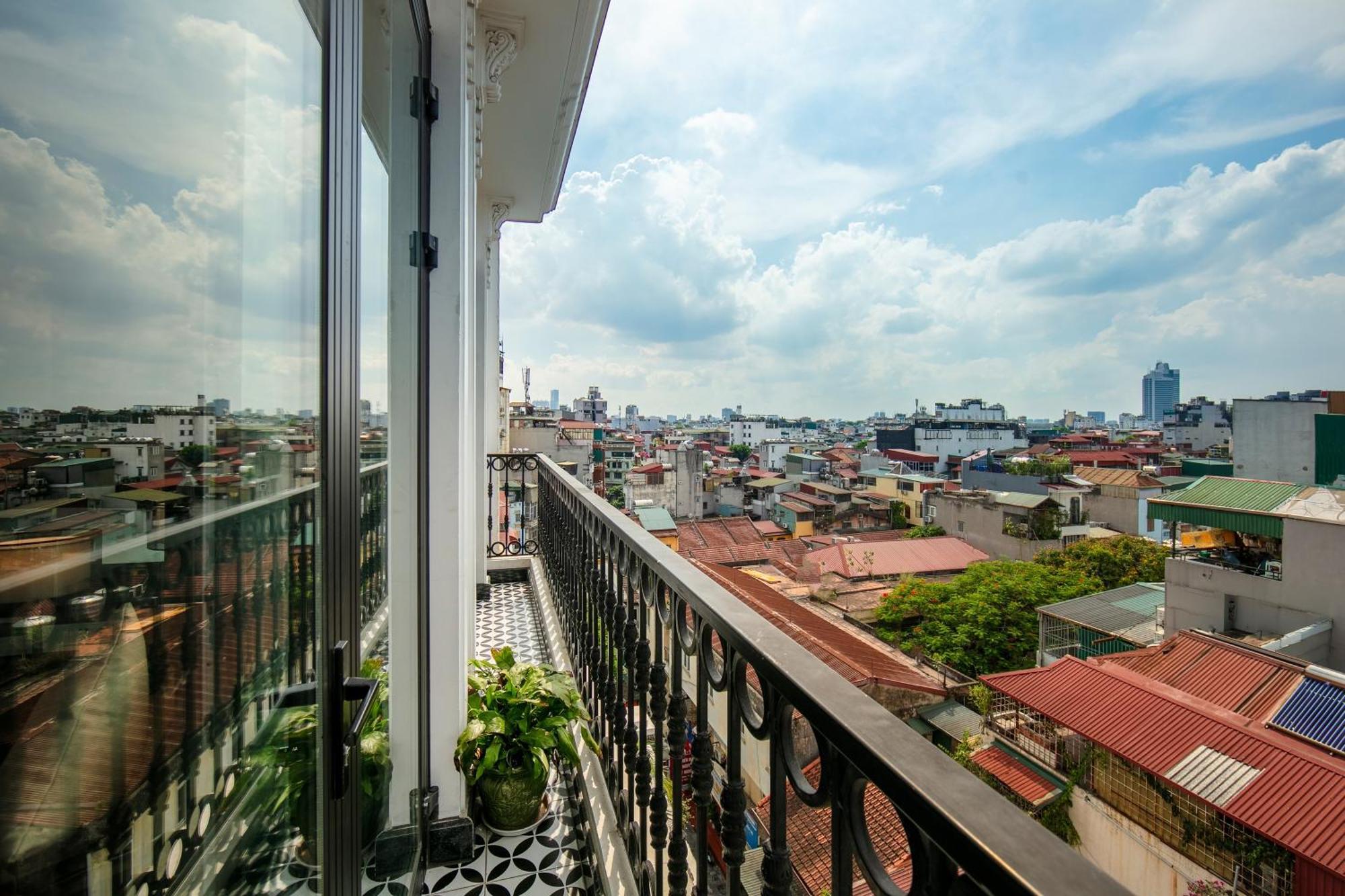 May De Ville Crown Hotel هانوي المظهر الخارجي الصورة A balcony in Ho Chi Minh City, Vietnam