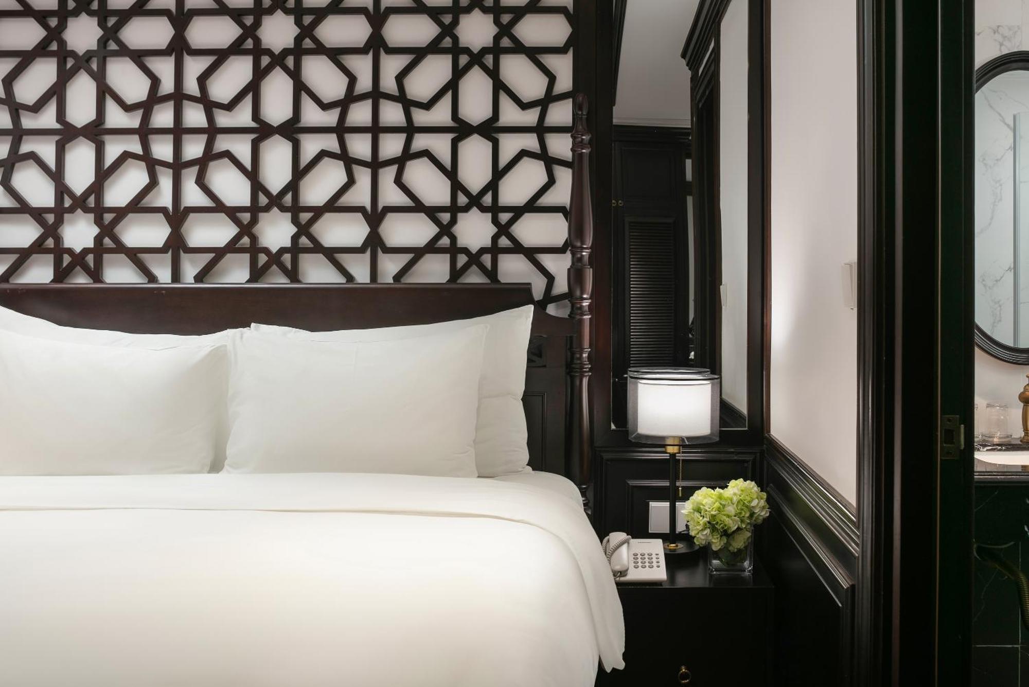 May De Ville Crown Hotel هانوي المظهر الخارجي الصورة A bedroom at the Mandarin Oriental, Hanoi