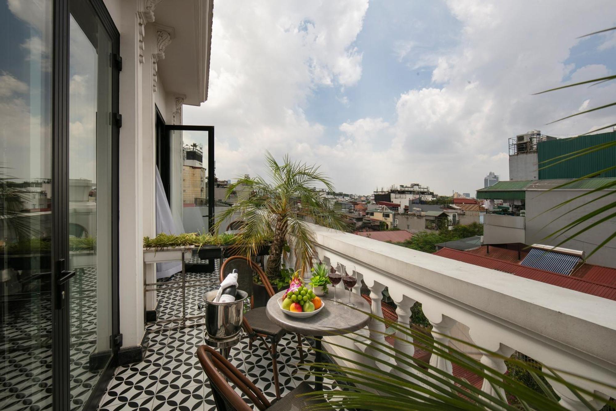 May De Ville Crown Hotel هانوي المظهر الخارجي الصورة A balcony in Mexico City