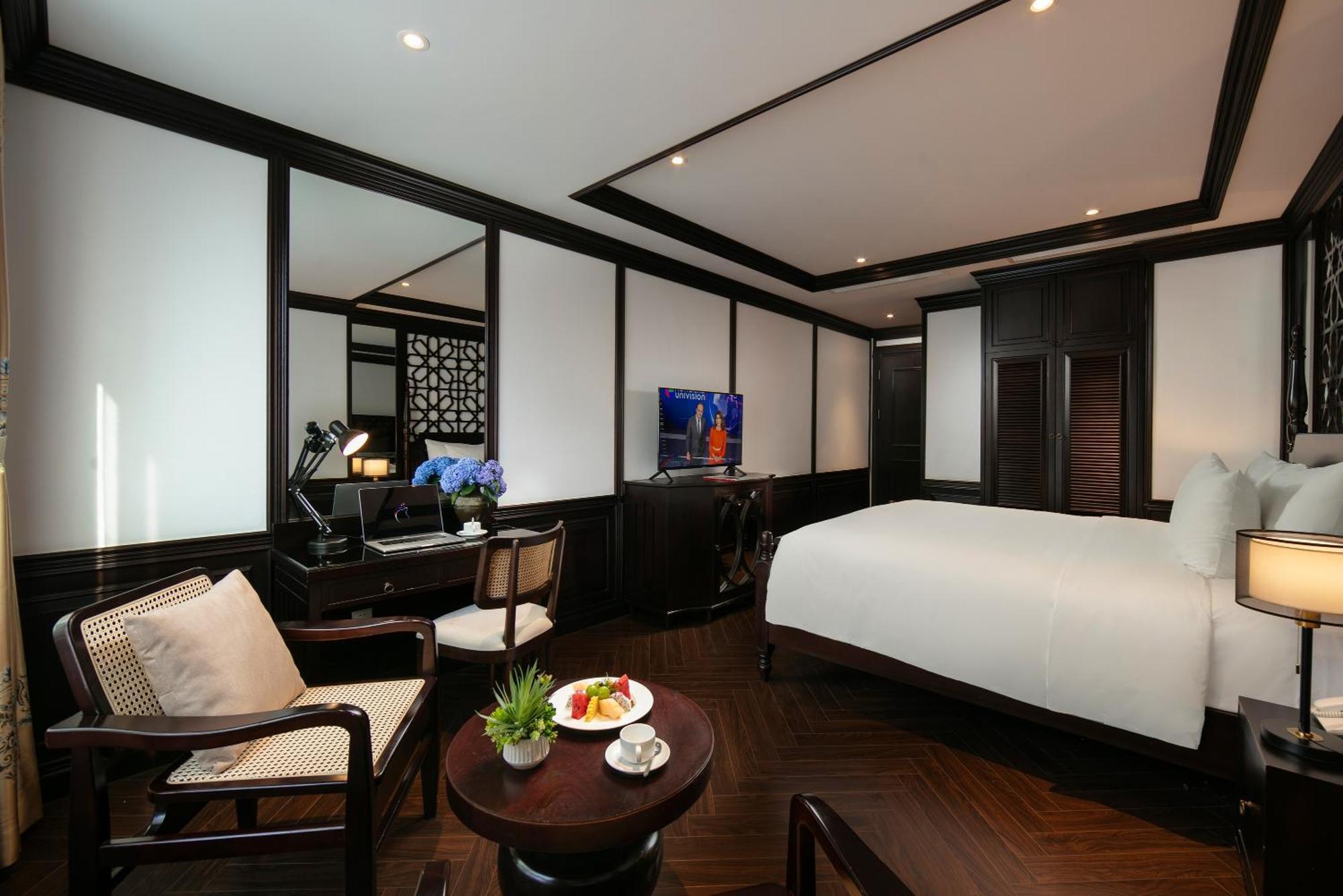 May De Ville Crown Hotel هانوي المظهر الخارجي الصورة Deluxe Suite