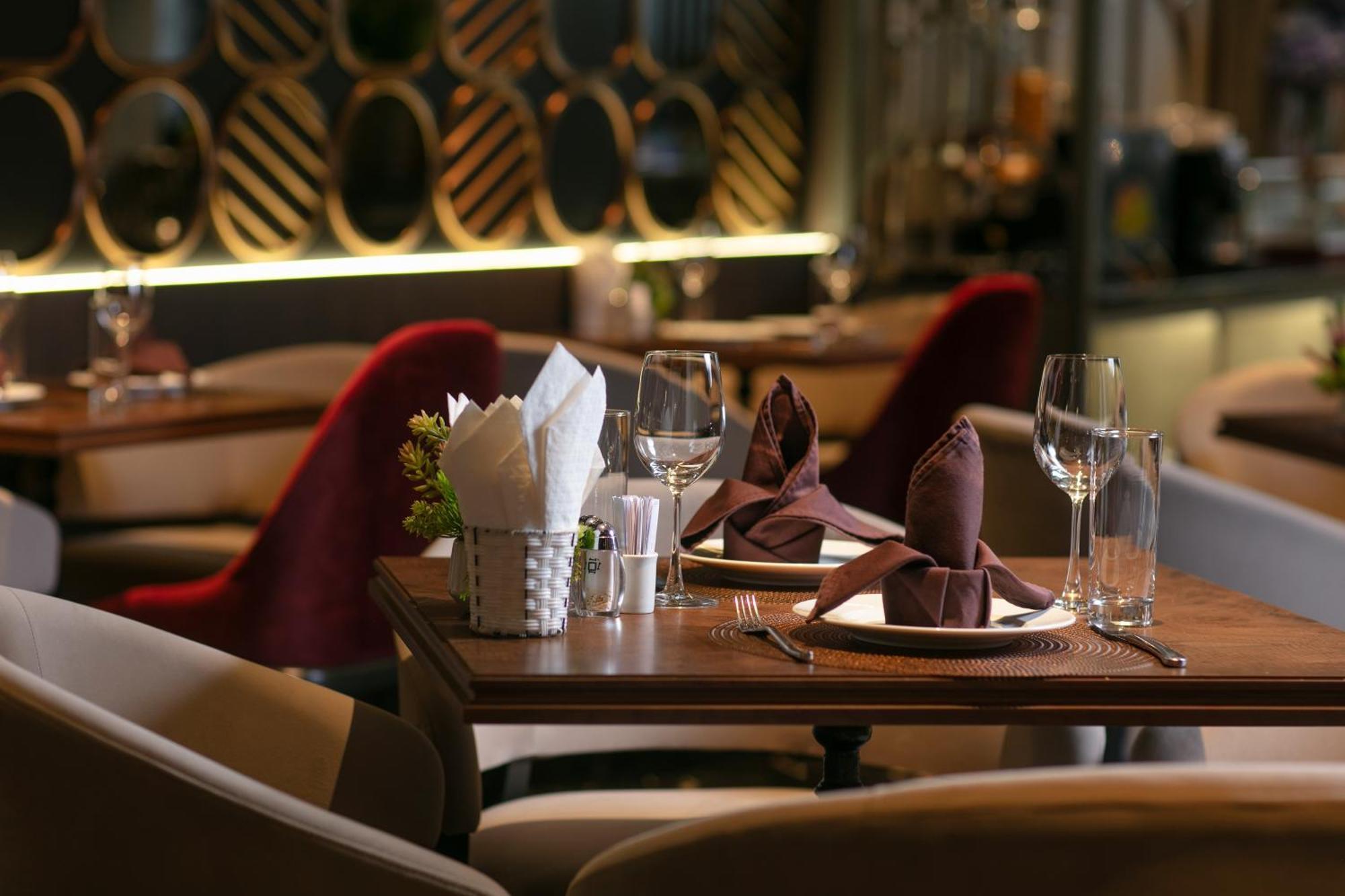 May De Ville Crown Hotel هانوي المظهر الخارجي الصورة The interior of the restaurant