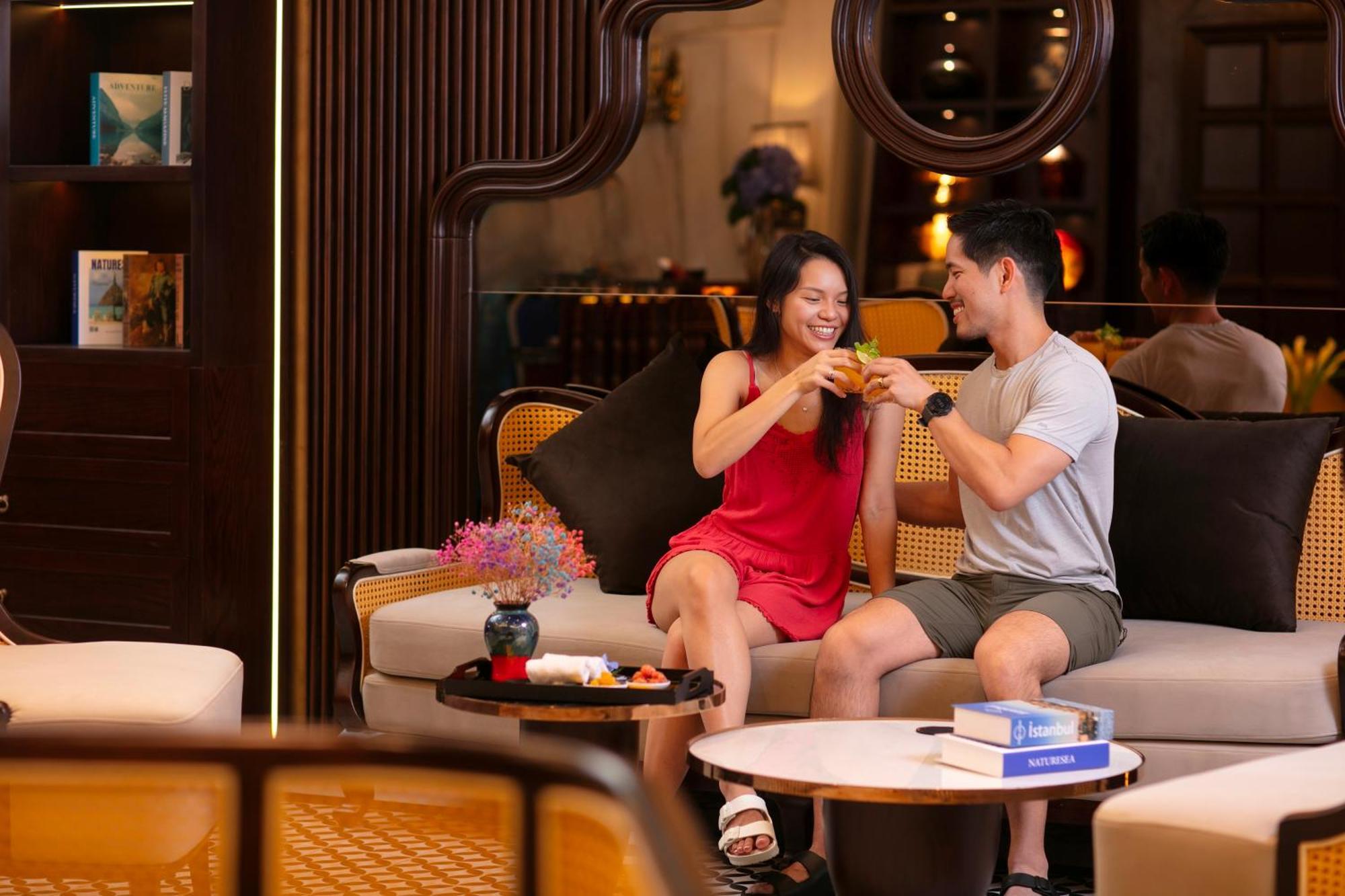 May De Ville Crown Hotel هانوي المظهر الخارجي الصورة The Lounge at Tan Son Nhat International Airport