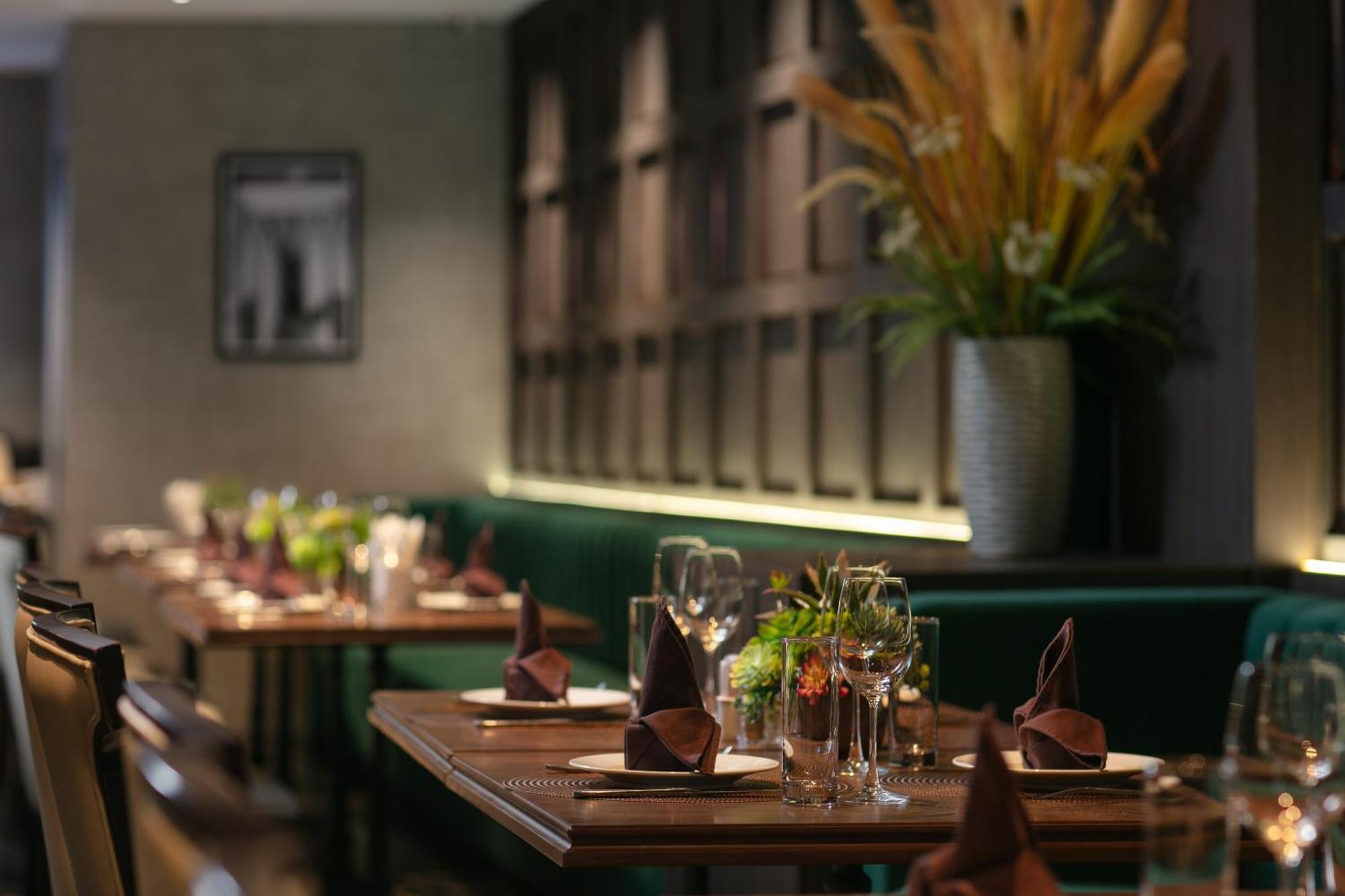 May De Ville Crown Hotel هانوي المظهر الخارجي الصورة The interior of the restaurant