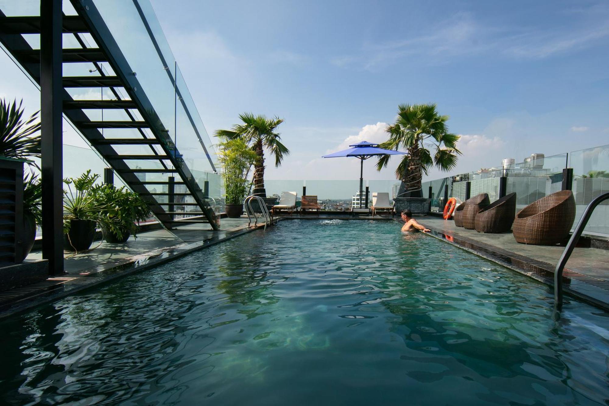 May De Ville Crown Hotel هانوي المظهر الخارجي الصورة Rooftop pool at the hotel