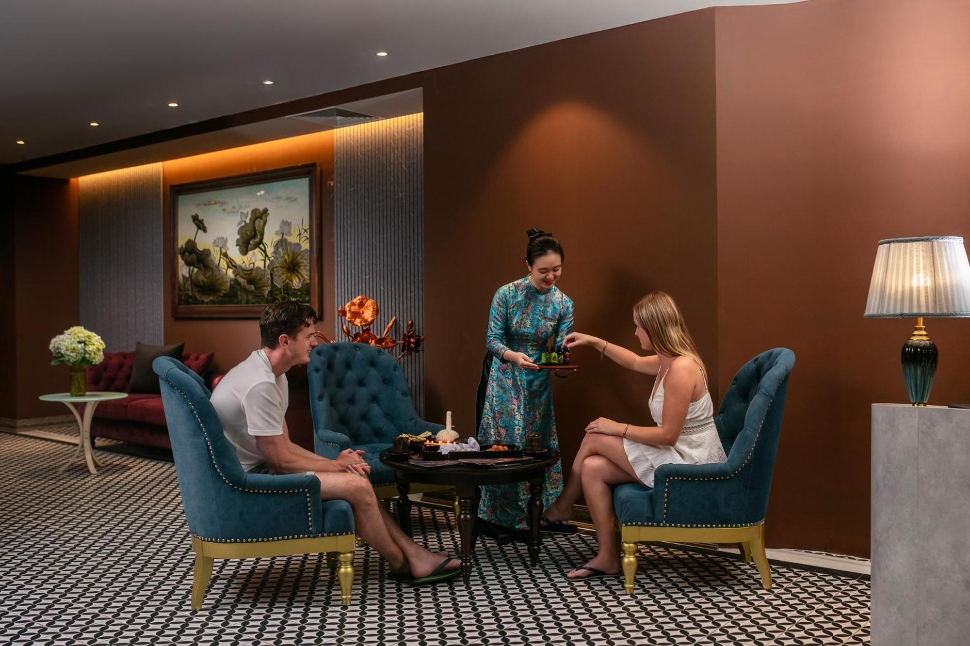 May De Ville Crown Hotel هانوي المظهر الخارجي الصورة The Club at Hong Kong International Airport