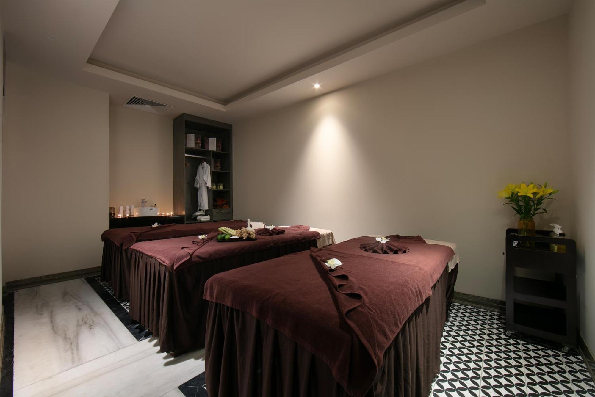 May De Ville Crown Hotel هانوي المظهر الخارجي الصورة A massage room at a spa in Ho Chi Minh City, Vietnam