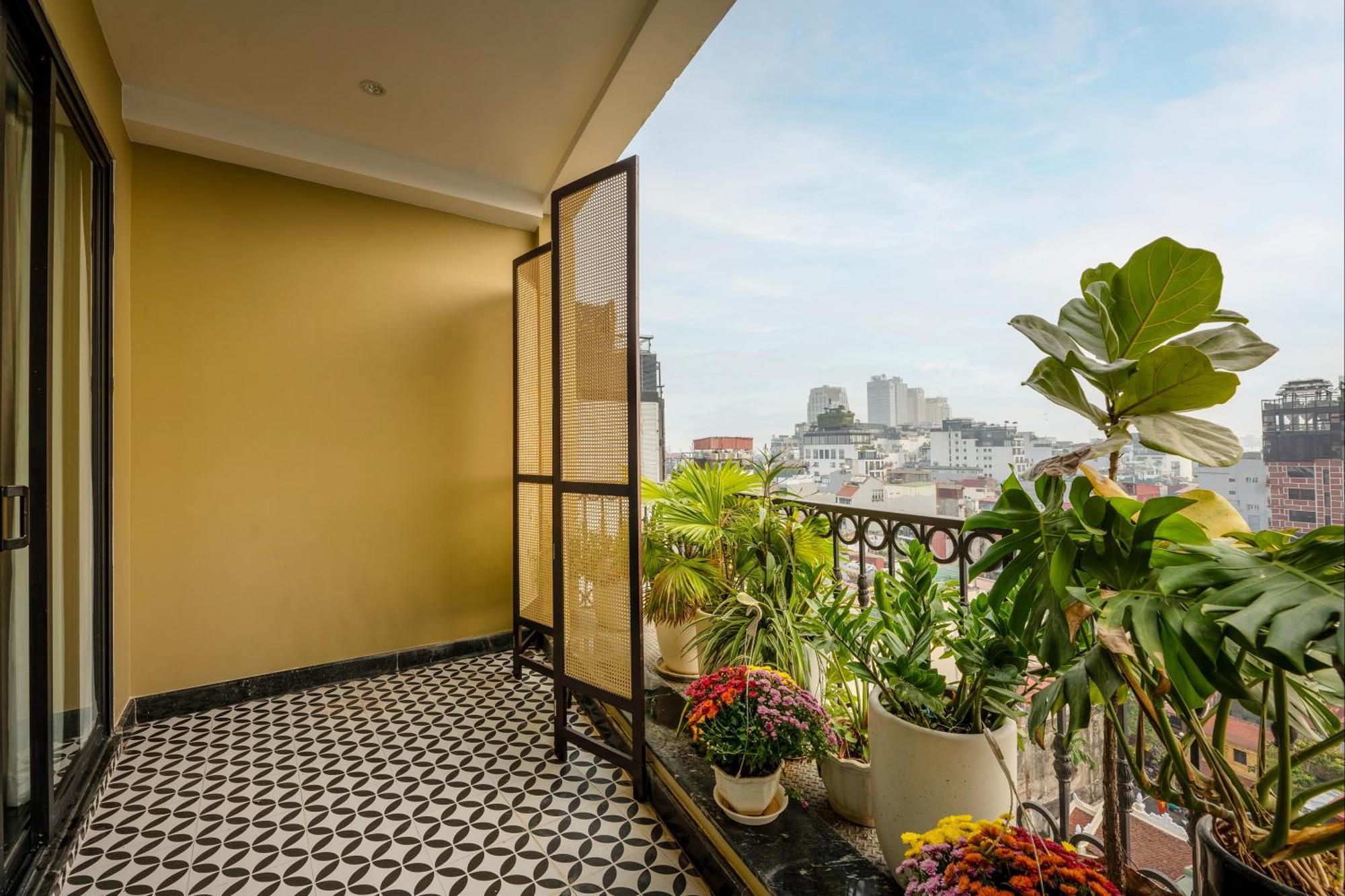 May De Ville Crown Hotel هانوي المظهر الخارجي الصورة A balcony in Hanoi, Vietnam