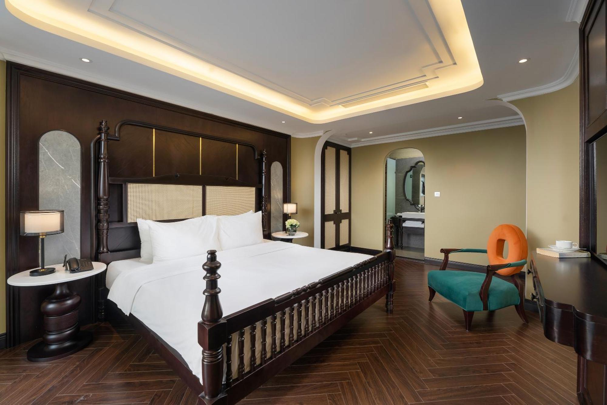 May De Ville Crown Hotel هانوي المظهر الخارجي الصورة A bedroom at the hotel